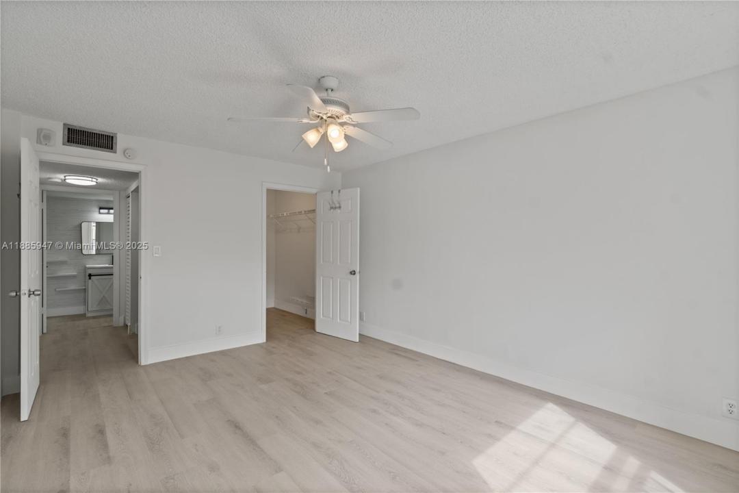 8005 Lake Dr 302, Doral, Floryda 33166, USA
