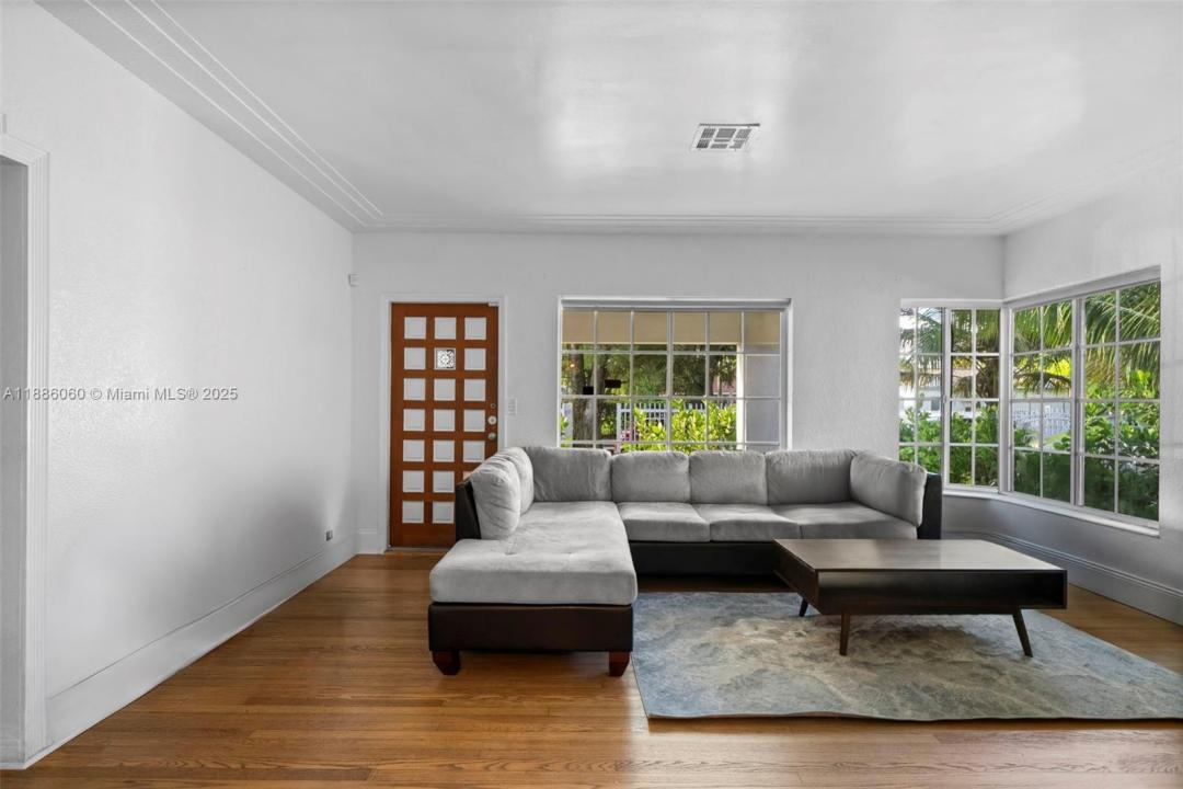 555 NE 73rd St, Miami, 佛罗里达州 33138, 美国