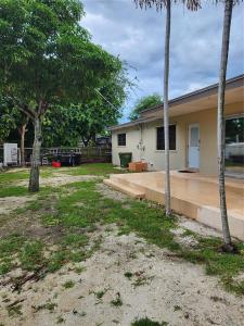 13935 NE 16th Ct B, North Miami, Florida 33181, USA