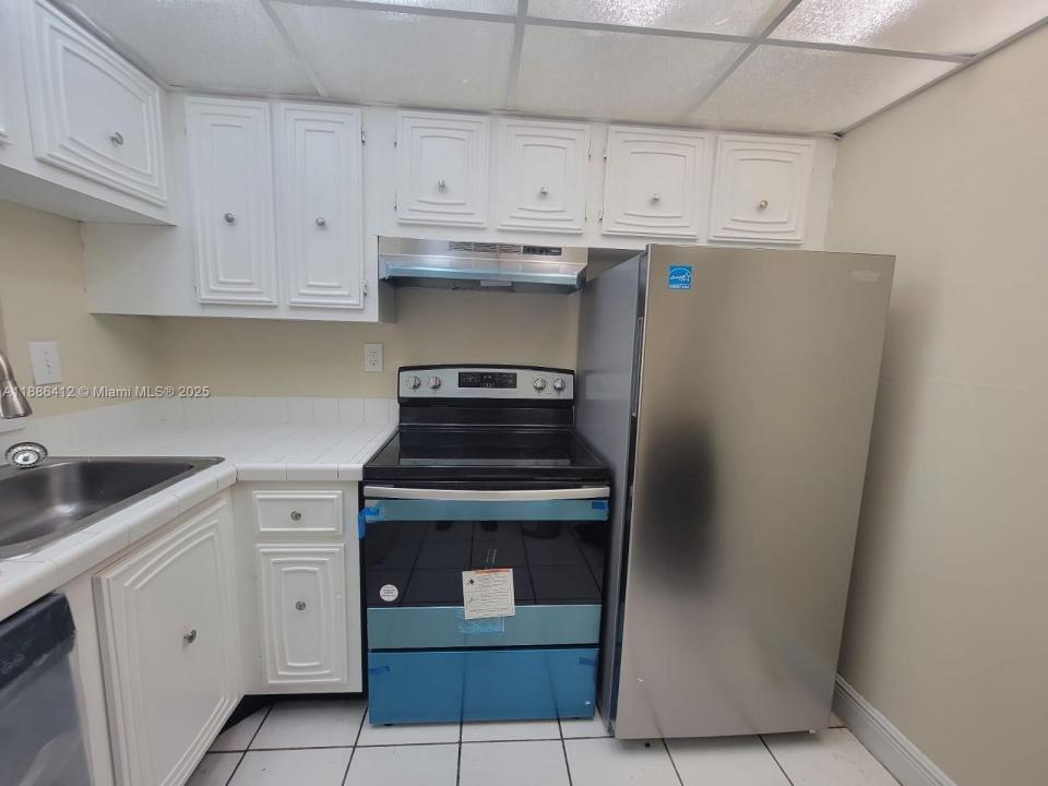494 NW 165th St Rd C-404, Miami, פלורידה 33169, ארצות הברית של אמריקה 