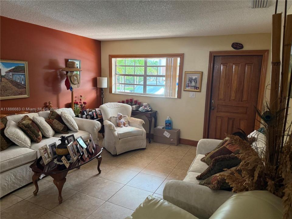 10371 SW 5th St, Sweetwater, פלורידה 33174, ארצות הברית של אמריקה 