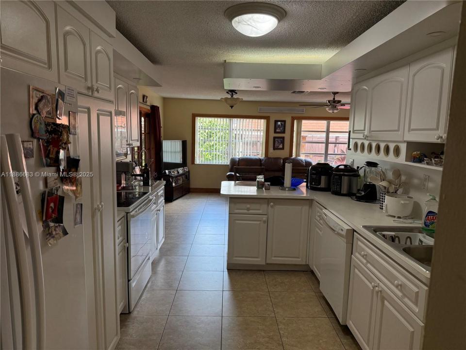 10371 SW 5th St, Sweetwater, פלורידה 33174, ארצות הברית של אמריקה 