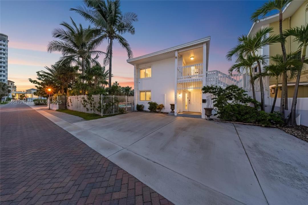 2910 N Surf Rd, Hollywood, Florida 33019, USA