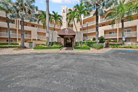 7667 Granville Dr 310, Tamarac, Florida 33321, USA