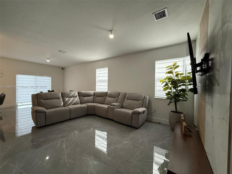 12655 NW 23rd Pl, Miami, Florida 33167, Estados Unidos