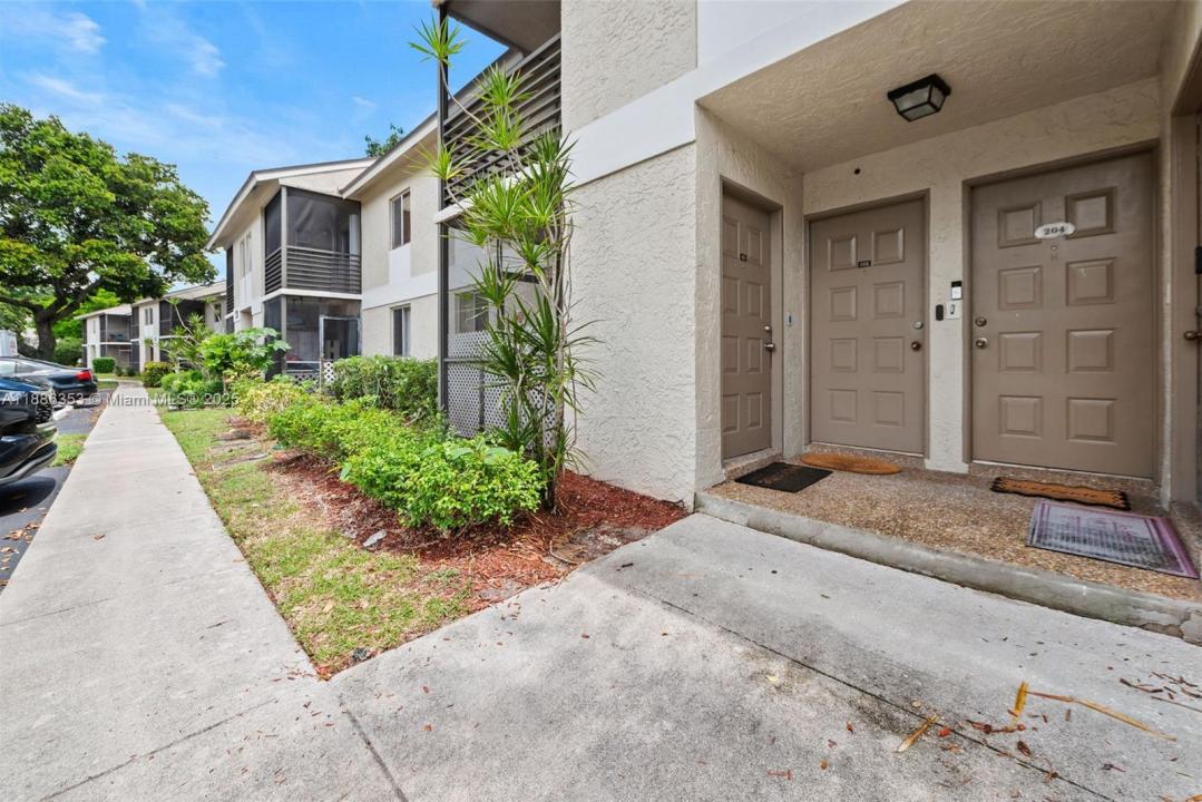 504 Gardens Drive 203, Pompano Beach, Florida 33069, HOA KỲ