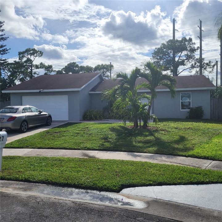 127 Seagull Ct, Royal Palm Beach, Florida 33411