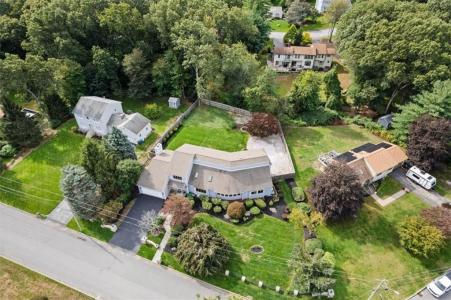 30 Dutchess Drive, Cranston, Rhode Island 02921, Stati Uniti