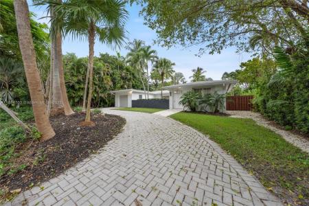 1825 Alamanda Dr, North Miami, Florida 33181, USA