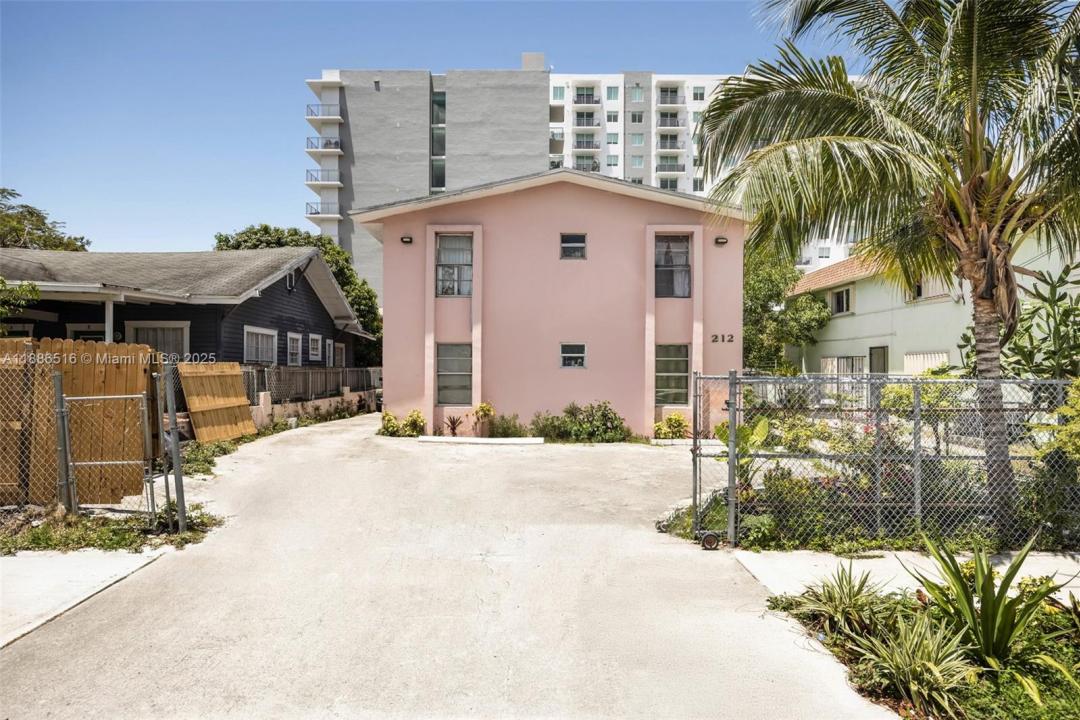 212 NW 7th Ave, Miami, Флорида 33128, Соединенные Штаты