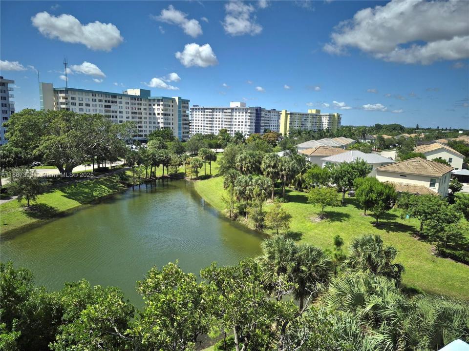 4001 Hillcrest Dr 602-4, Hollywood, Florida 33021
