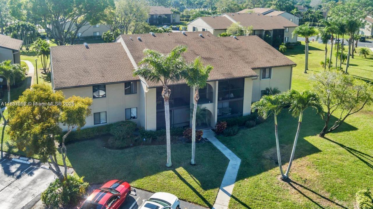 512 Shady Pine Way D2, Green Acres, Florida 33415, USA