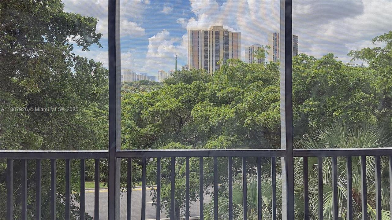 3301 N Country Club Dr 502, Aventura, Florida 33180