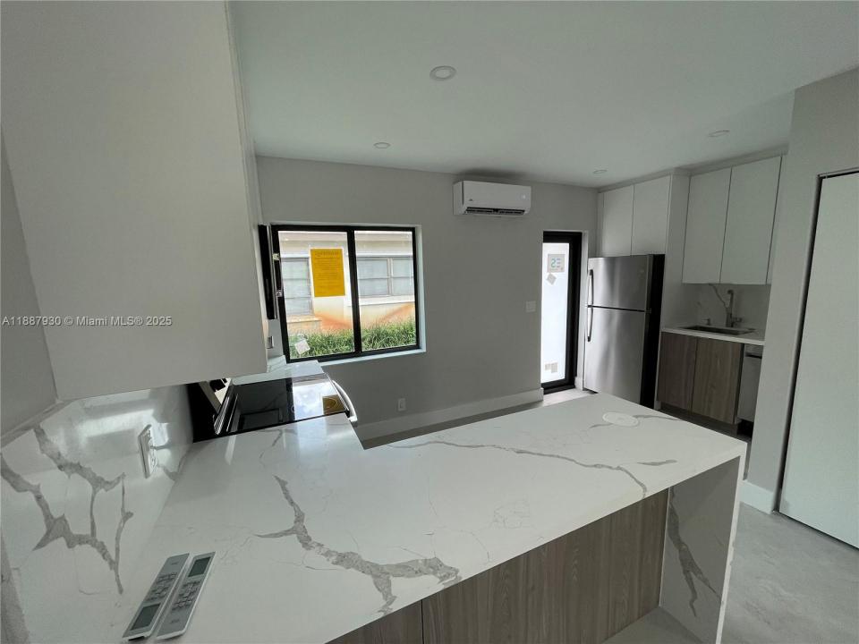 1050 NE 9th Ave 2, Fort Lauderdale, Florida 33304
