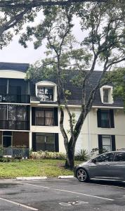 3680 Inverrary Dr 1T, Lauderhill, Florida 33319, USA