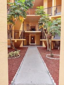 4384 NW 9th Ave 20-2D, Deerfield Beach, Florida 33064, USA