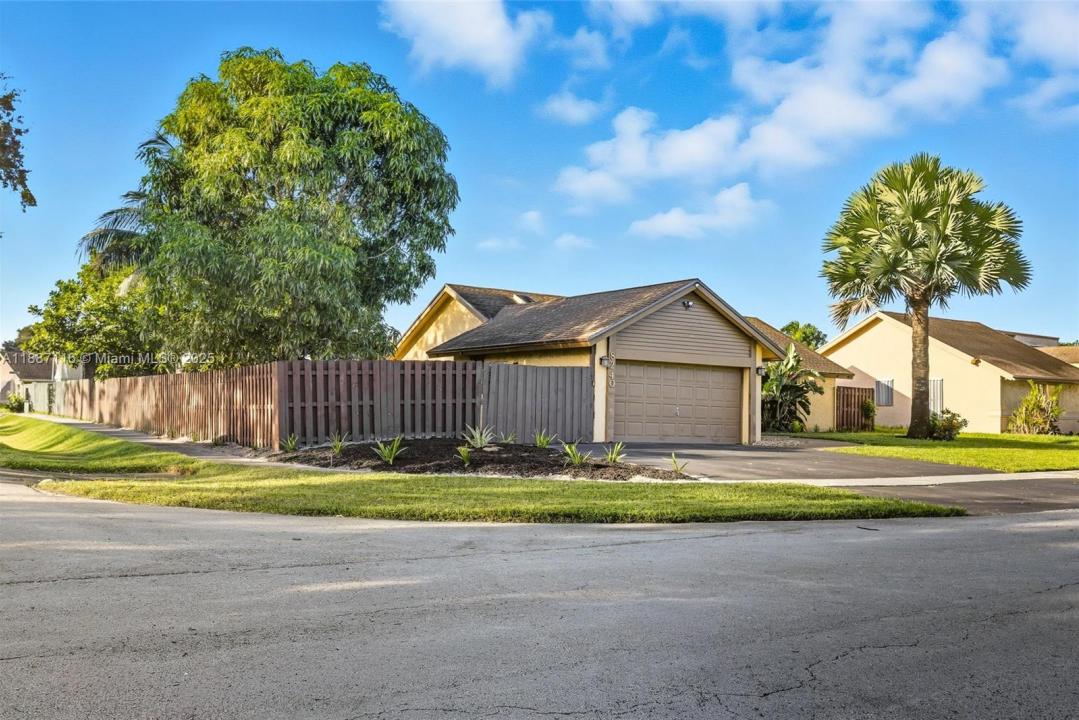 8240 NW 51st Ct, Lauderhill, Flórida 33351, Estados Unidos