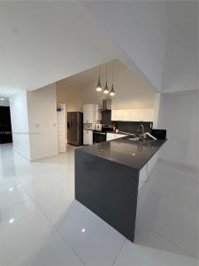 565 NE 199th Ter 3P, Miami, Florida 33179, USA
