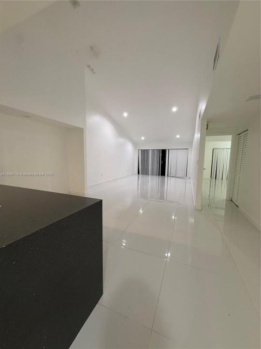 565 NE 199th Ter 3P, Miami, فلوريدا 33179, الولايات المتحدة
