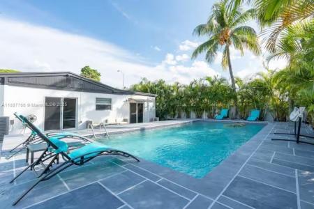 17650 NE 19th Ave, North Miami Beach, Florida 33162, USA