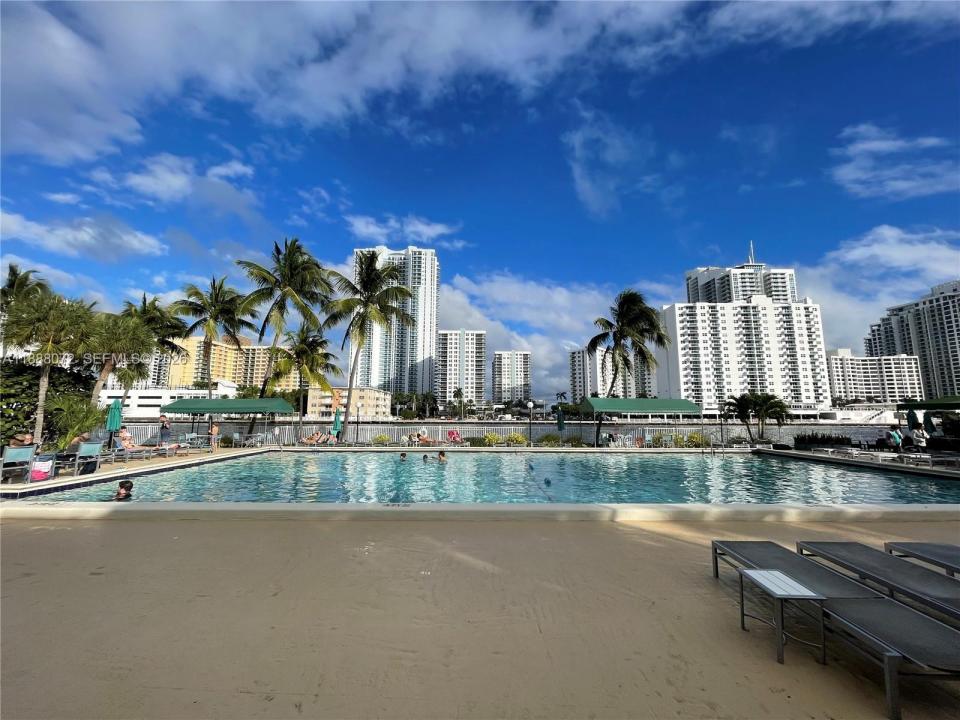 1000 Parkview Dr 627, Hallandale Beach, Floryda 33009, USA