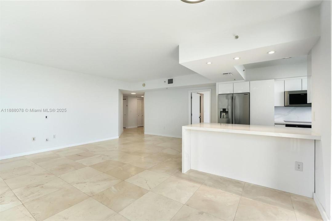 2000 N Bayshore Dr 1410, Miami, Florida 33137, USA