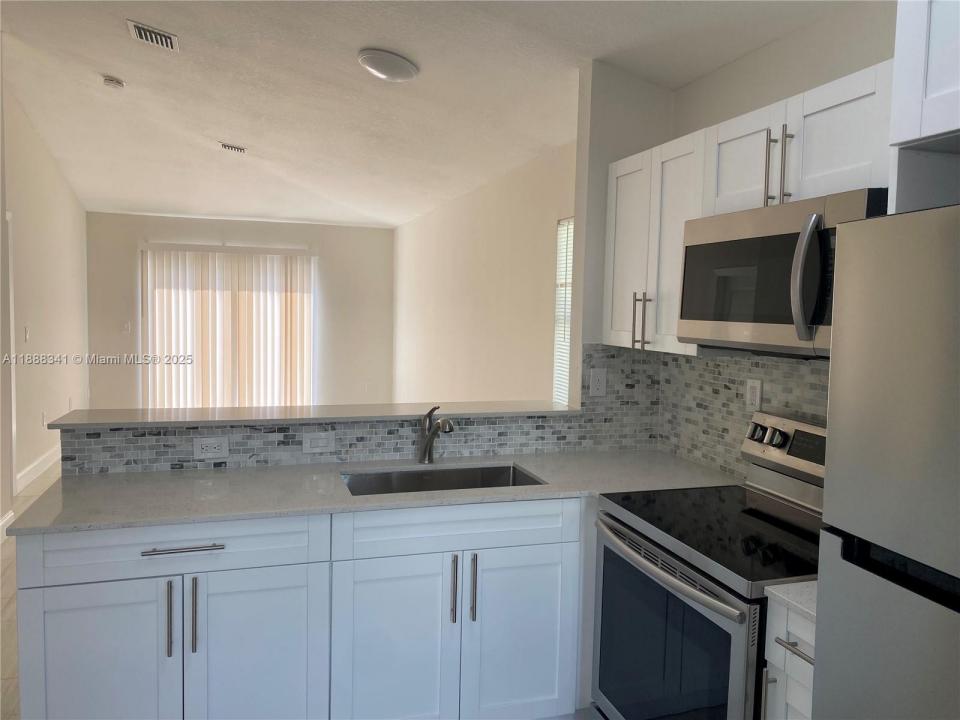 14102 SW 120th Ct 6-15, Miami, פלורידה 33186, ארצות הברית של אמריקה 