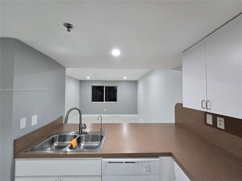 55 E 4th St 302, Hialeah, פלורידה 33010, ארצות הברית של אמריקה 