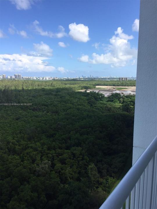 15051 ROYAL OAKS LN 1501, North Miami, Floride 33181, États-Unis