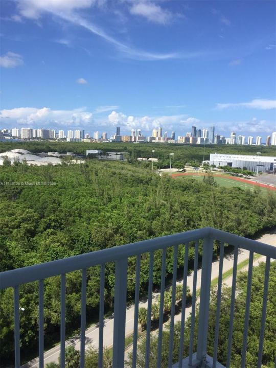 15051 ROYAL OAKS LN 1501, North Miami, Floride 33181, États-Unis