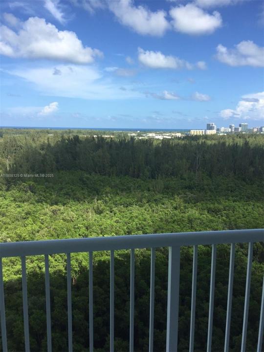 15051 ROYAL OAKS LN 1501, North Miami, Floride 33181, États-Unis