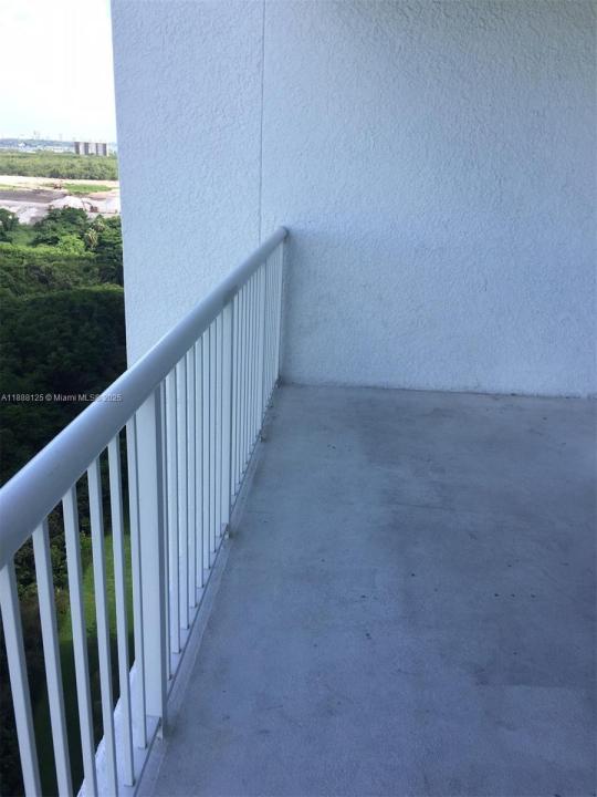 15051 ROYAL OAKS LN 1501, North Miami, Floride 33181, États-Unis