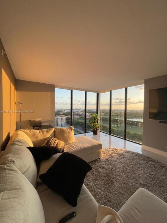 5252 NW 85th Ave 1702, Doral, 佛罗里达州 33166, 美国