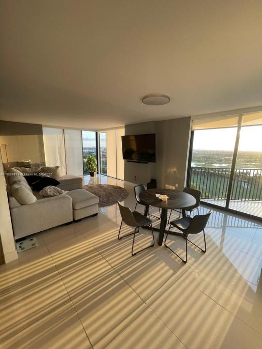 5252 NW 85th Ave 1702, Doral, 佛罗里达州 33166, 美国