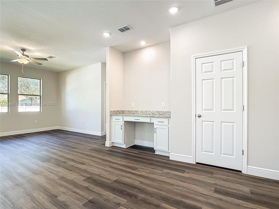2791 Peak Street, North Port, Florida 34286, Estados Unidos