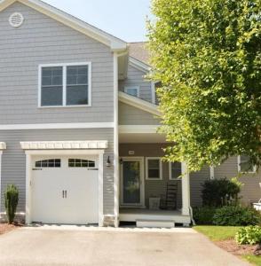 1 Desiree Court B, Smithfield, RI 02917, USA