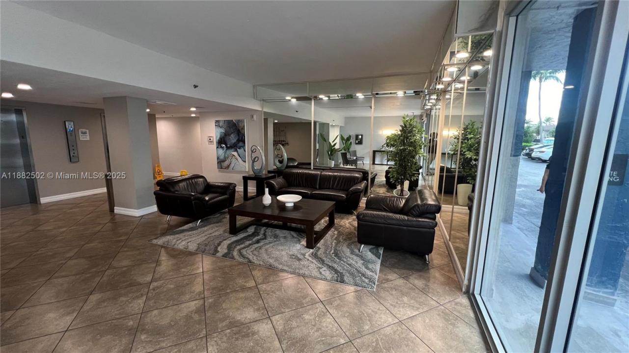 16570 NE 26th Ave 4A, North Miami Beach, Floryda 33160, USA