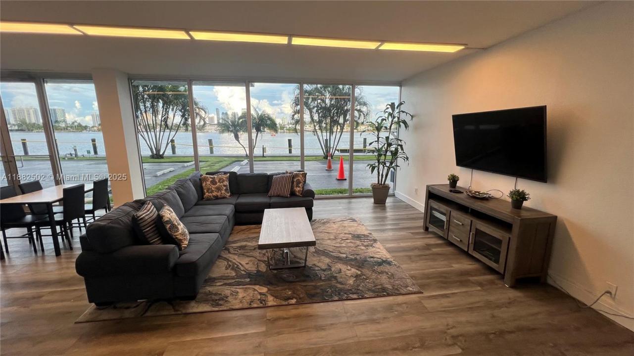 16570 NE 26th Ave 4A, North Miami Beach, Floryda 33160, USA
