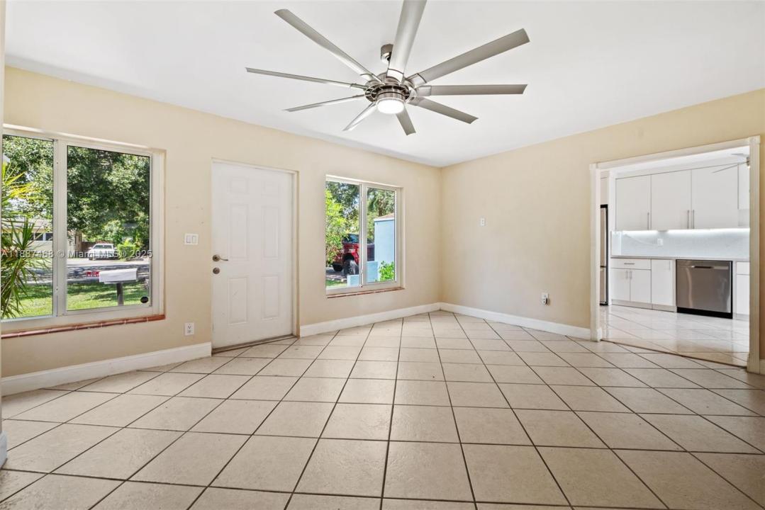 573 Palmetto Dr, Miami Springs, פלורידה 33166, ארצות הברית של אמריקה 