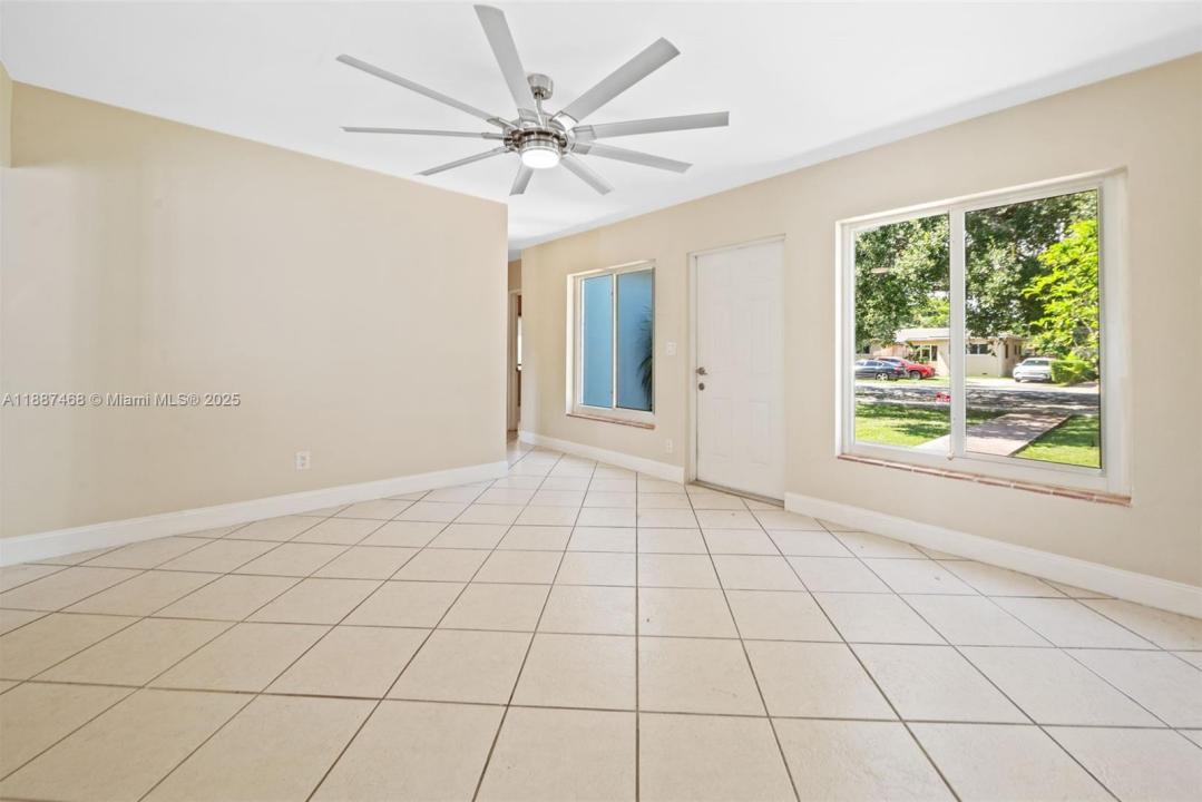 573 Palmetto Dr, Miami Springs, פלורידה 33166, ארצות הברית של אמריקה 