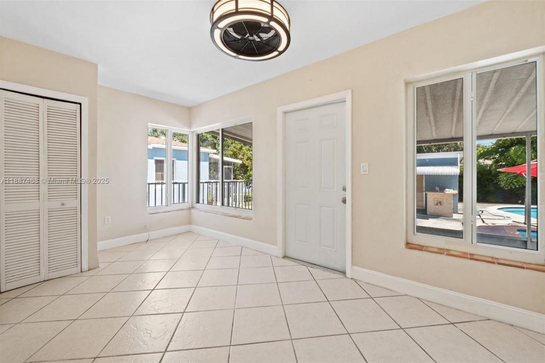 573 Palmetto Dr, Miami Springs, פלורידה 33166, ארצות הברית של אמריקה 