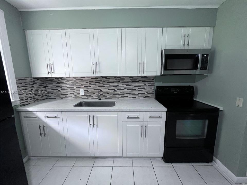 1572 NE 135th St 0, North Miami, Floride 33161, États-Unis