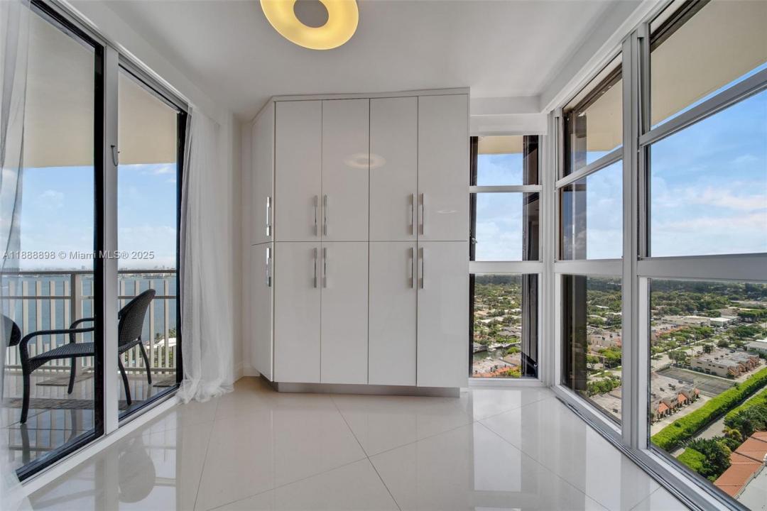 4000 Towerside Ter TS12, Miami, Florida 33138, HOA KỲ