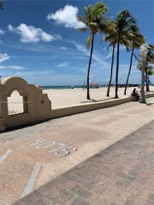 322 Taylor St 2D, Hollywood, Florida 33019, USA