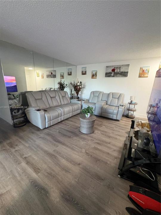 30 E 39 325, Hialeah, Florida 33013