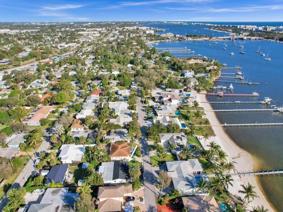 913 S Lakeside Place, Lantana, Florida 33462