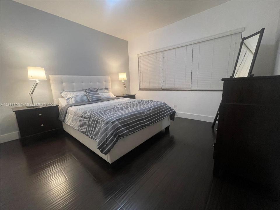 990 Meridian Ave -, Miami Beach, Florida 33139