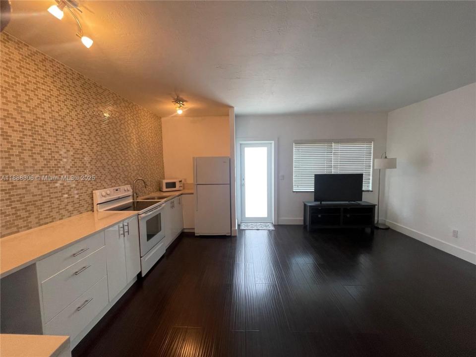 990 Meridian Ave -, Miami Beach, Florida 33139