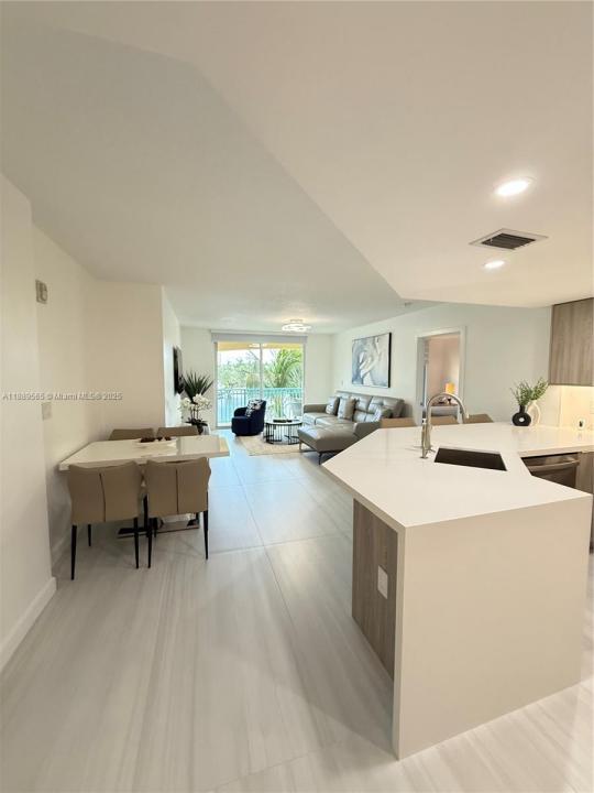 201 Golden Isles Dr 302, Hallandale Beach, Floride 33009, États-Unis