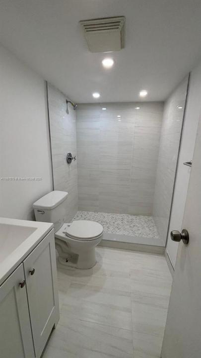 1913 S Ocean Dr 115, Hallandale Beach, Florida 33009, USA